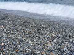 そう思いつつ、道の駅のビーチへ。

ビーチの石はつるんとしていて、どれもピカピカ。
ヒスイでもヒスイじゃなくてもいいかーと、石拾いを楽しみました。