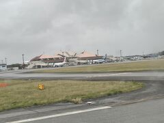 宮古空港へ定刻より少し早く到着。
那覇よりも天気悪い…雨模様。