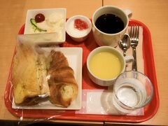 守山のベッセルインホテルの朝食

　私が頂いた朝食。
　パンは、店頭に陳列された数多くのパンから2点選択。
　大きくて食べたのは1個だけ。
