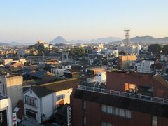 北に『讃岐富士』と呼ばれている飯野山(標高422ｍ)が見えます。