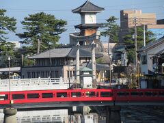 赤い玄考橋と白い大宮橋、そして琴電琴平駅に、高燈籠が見えます。
こんぴらさんから戻ったらもう一度行きます。