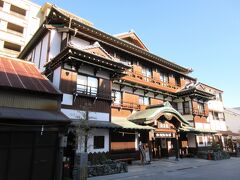 敷島館
表参道に面した旅館。共立リゾートがリノベーションして、旧敷島館の古材を使用して老舗旅館の外観で、館内は快適な空間。
