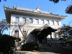 宝物館
1905年（明治38年）建造。香川県産の花崗石造、屋根は入母屋造で「青木石」の瓦葺、玄関は唐破風造の銅葺、という和洋折衷の建物。
