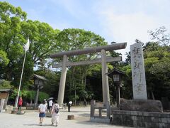 鹿島神宮到着。この鳥居に続く道の手前で、車を駐車。でも、神社の駐車場の方が安かったかも。