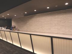 京都から新幹線で東京へ、、、
そこから在来線を乗り継いで、立川駅に着いたのが19時頃。
会社の規定で東京都内のホテルは1泊11000円までと決まっているんだけれど、コロナ明けのホテル代の高騰は、なかなかのもので…。