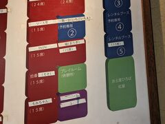10時になると６階のお店の方（たぶん）がエレベーターが6階に止まるように操作しに来てくれました。
さっそく6階へ！フロアは全部お好み焼き屋さんです。