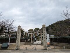 食後は神社巡り
広島駅新幹線口から徒歩1５分ほどのところにある鶴羽根神社。
神社の裏にある二葉山の姿が鶴が羽を広げた形をしていることから、鶴羽根神社と名付けられたそうです。