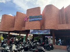 ビンタンスーパーマーケットにきました。
安く品揃えがいいので、観光客のみでなく現地の方にもに人気の有名なスーパーです。
お土産は安いスーパーでの購入が必須です。

クタと空港は観光客向け価格で高いです。
空港にいたってはスーパーの2～4倍の価格設定で、めちゃめちゃ高いです。
