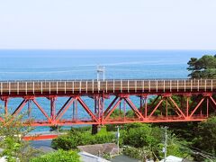白糸川橋梁（しらいとがわきょうりょう）。

見晴しの良い高台に出て、目に飛び込んできたのは青い海と赤い鉄橋。

この風景がみたくて根府川にやってきました。
