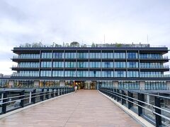 これはハンマーヘッドクレーンあたりからショッピングモールの建物を見たところです。ここは大型客船が寄港する新港ふ頭にある複合施設で、ホテルも入っているとのこと。

横浜駅東口/ピア赤レンガ 方面行きのシーバスの乗り場もあるそうで、横浜駅東口行きのシーバスに乗れば、海からウォーターフロントの景色が楽しめるかもと思っていましたが、この日は風が強いため、シーバスの運行は停止されていたのでした。残念(=_=;)