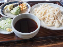 もりうどんと野菜てんぷら。