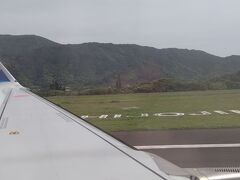 時刻表では1時間となっていますが、実際の飛行時間は45分ほど。
八丈島空港に無事に到着☆

ここの空港は地形上2つの山の間にあり、吹きおろしの風の影響で着陸が難しい空港として知られています。
なので天気がいいからと言って、必ずしも着陸ができるとは限りません。

その場合には何度か旋回して着陸を試みた後、無理なら羽田に引き返すこともあります。当然ですが着陸できないと、八丈島から乗る予定の人たちも乗れないことになります。

また、羽田から八丈島までの飛行ルートにも制約があり、羽田や成田を離着陸する飛行機の下を潜り抜けて低く飛ぶルートなので、天気の影響を受けやすい高度でもあります。
ま、低く飛ぶので、途中の島々がよく見られていいのですが。

と言いながら、今回は何のためらいもなく、普通に着陸☆
滑走路の両端が低くなっていて、向こう側には海が見えて先が見えにくく、少しスリルのある着陸です。笑
今回のA320neoには全席にモニターが付いていて、前面に付いたカメラ映像を見ながら乗っていられます。