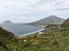 続いて「大坂トンネル展望台」から八丈富士と八丈小島☆
こんな景色ですが、ここは紛れもなく東京都です。笑