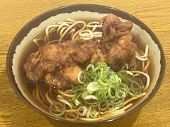 これが名物の唐揚げ蕎麦。
（うどんも選べます。）

唐揚げがジューシーでとても美味しい。
最初は衣がパリパリなのですが、時間とともにお出汁を吸ってやわらかく味変。
出汁を吸った唐揚げがまた美味しい(*´Д｀*)

唯一の弱点はビールがないことだな。