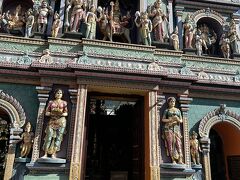 セラングーンロードに戻りさらに北上し、最後に、スリ・バダパティラ・カリアマン寺院を見学。

ここの外観もまた鮮やかな彫刻。
ここまで来ると観光客もおらず、ショールなどの貸出もなかったが、短パンの人とかもお参りしており、そのままでも大丈夫だった。