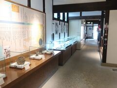 しらかべ学遊館に入ります。金魚ちょうちんの誕生秘話や柳井の歴史、産業などの解説展示があります。