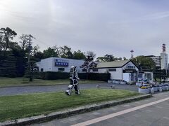 朝8時前のことでんの高松築港駅。このオブジェも直島旅行ぶりで懐かしいですね。しっかり高松の景色が蘇ってきました。