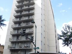 こちらが今回のハワイ旅で7泊するオヒアホテル。正式にはOhia Waikiki Studio Suites。ワイキキのど真ん中で立地はいいです。丸亀製麺の隣といった方がわかりやすいかも。