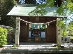 鳥居をくぐった参道の途中にある錦川水神社。