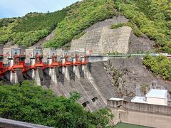『椿山ダム』。洪水調節、かんがい用水、発電などに使われているそうです。洪水起こったらラーレちゃん家も浸水の危険があるし、大事なダムや！