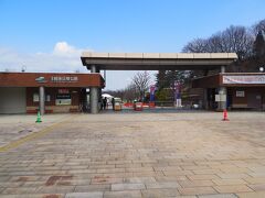 　丘陵公園は３月まで冬季期間として駐車場や入園は無料で、だれでも気軽に楽しめます。(  https://echigo-park.jp/info/white_season_use/   )
