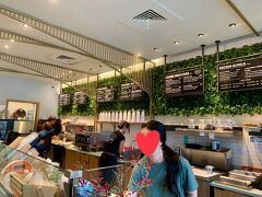 この日のランチはコオリナステーションにNEWオープンした「Farm Barn Cafe&Juicery」へ。

ハレイワに本店があります