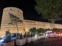 町の中心部まできた、18世紀のペルシャ皇帝の居城のキャリムハーン城塞がみえる