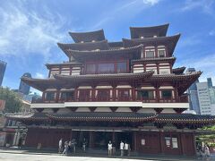 ごちゃごちゃした商店街を抜けると、佛牙寺(Buddha Teeth Relic Temple)の大きな建物が現れる。正面入口は反対側のマクスウェルの方だが、正面と裏側両方に入口があり、こちら側からも中に入ることができる。