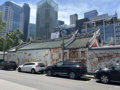 丘を降りて少し歩くと、中国画のような絵が壁面に描かれた建物が現れる。こちらが目指すお寺、シアン・ホッケン寺院(Thian Hock Keng)で、お寺の裏側のようだ。