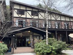 唐沢鉱泉、日本秘湯を守る会の宿です。訪れるのは初めて。
標高1,870m地点に湧く源泉を引き込んでいます。八ヶ岳の登山口にあり天狗岳に登る登山者が多く利用するようです。
日帰り入浴 990円。