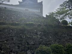 お腹いっぱいすぎる…頑張って動こう！ということで高知城にやってきました。この石段登るのか…