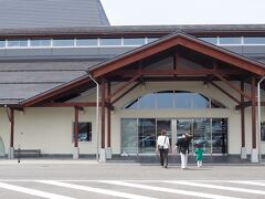 　水芭蕉公園を後にし、「ラポルテ五泉」( https://niigata-kankou.or.jp/spot/43570   ) で休憩。

＜資料＞

「生涯学習エリア」「産業振興エリア」「共用エリア」の3つの機能を合わせ持つ複合施設です。3月下旬から咲きほころぶ花シリーズの開催地と、温泉地は施設の近隣にあり観光の休憩施設として便利なところです。
毎日新鮮な野菜が届く産地直売所は、野菜以外の食材も豊富で来た人を飽きさせません。五泉の食材を使用したカフェテリアも併設しています。
子どもの遊び場も屋内外とも充実しており、賑わっています。
