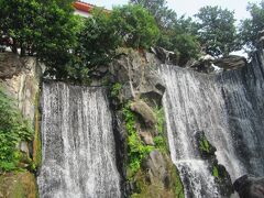 龍山寺入ってすぐ右側の滝