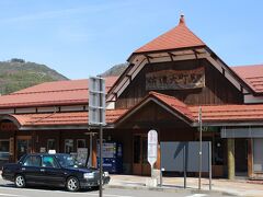 午後２時頃～信濃大町駅構内の大町市観光協会で、雷鳥を中心にバックが立山連峰のマンホールカードを受け取りました。