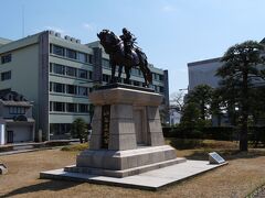 島根県庁庭園に建つ「松平直正公　騎馬像」です。

松平直正は、徳川家康の孫にあたり、寛永15（1638）年に出雲国松江藩の藩主となり、以後233年10代にわたり松江藩を治めました。
