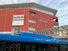 川崎市営バスで川崎駅前にきました。まず、ラゾーナ川崎でゆっくり春物の買い物をします。