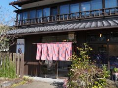 店の外観は日本家屋、それに加えて入口には暖簾がかかって純和風の佇まいです。