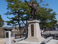 大手門前に建つ「堀尾吉晴公像」です。

堀尾吉晴は、関ケ原合戦の後、出雲・隠岐両国を領国として与えられ、松江に城と城下町を建設し、現在の松江市の礎を築きました。