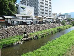 千歳橋周辺から女鳥羽川を眺めました。なわて通りの店の裏が見えます。江戸時代以前はまっすぐに流れていたそうですが、武田氏が城下町を造る際に外堀の役割を持たせるために曲がった流れに造り変えた歴史があるとのことです。