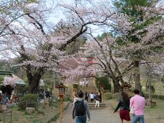 駅から浅間神社まで徒歩１０分ほど・・・・
行く人より，帰ってくる人の方が多いです。（インバウンドが８割から９割です）