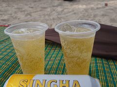 浜辺でシンハービールです。