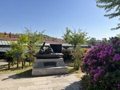 宇治神社の前、宇治川沿いに、源氏物語宇治十帖のモニュメントがありました。