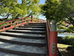 赤い朝霧橋を渡って、宇治川に浮かぶ中之島の橘島へ。