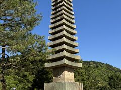 橘島から塔の島へ渡ると、みどころはなんといっても「十三重石塔」です。
その大きさにびっくり。
宇治橋を再興した僧叡尊により建立されたものなので鎌倉時代のものです。