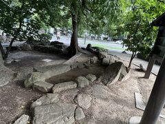 その平和大通りの歩道の一部に石造りの庭園の跡がありました。国泰寺と言うお寺が昭和５３年まであって、移転後はその庭だけが残された格好になっています。
国泰寺というのは江戸時代浅野家の菩提寺にもなった広島藩内でも有数のお寺でした。