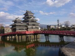 諏訪湖からは車で約1時間ほどで松本に到着。３年ぶりの松本城です。