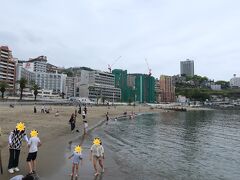 熱海サンビーチに到着。
海水は冷たかったが、観光客でにぎわっていた。