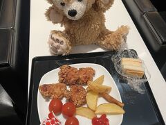 ANAラウンジでご飯とシャワーを。幼児が食べられるものはたくさん。おにぎり、サンドイッチ、オーダー制のうどん、唐揚げにポテト。のんびりしてたら20時でシャワールームがクローズしてしまい、私は1人浴び損ねた‥先に夫と娘を浴びに行かせておいて良かった。