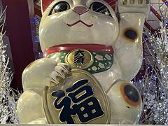 大須商店街のシンボル「招き猫」。かなりの大きさです！