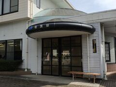 「フ」の字の角の部分、粕淵駅。
ここは美郷町商工会館と併設になっています。前に公衆トイレも有ります。
